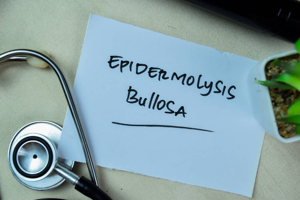 Konzept der Epidermolysis Bullosa schreiben auf klebrige Notizen mit Stethoskop isoliert auf Holztisch. - Foto, Bild