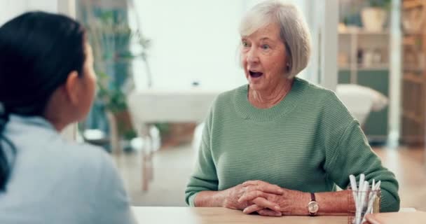 Treffen, Beratung oder psychologische Beratung alter Frauen für Therapie, psychische Gesundheit oder Unterstützung im Ruhestand. Ältere Menschen sprechen, Psychologen hören zu oder Therapeuten sprechen, um älteren Patienten zu helfen. - Filmmaterial, Video