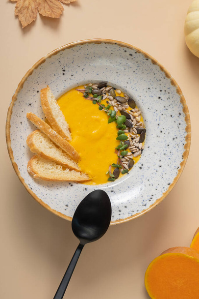 Sopa de puré de calabaza con croutons. Vista superior del menú de otoño, plano con espacio de copia - Foto, Imagen