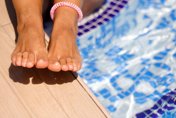 pés de mulher de biquíni azul com piscina. - Foto, Imagem
