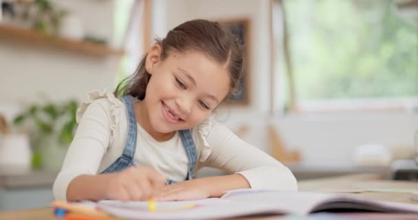 Oktatás, boldogság és a lány, aki a házi feladatát csinálja a konyhában tanuláshoz vagy tanuláshoz otthon. Kreatív, művészi és gyerek diák rajz művészeti kép színes ceruzák a gyermek fejlődését a házban - Felvétel, videó