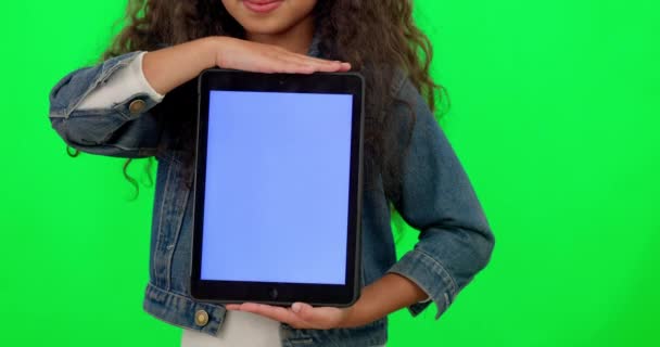 Tablet, zielony ekran i dziewczyna z makietą reklamową dla dzieci, e-learning i edukacja. Prezentacja, technologia cyfrowa i dziecięce dłonie z przestrzenią projektowania ux lub ui na tle studia. - Materiał filmowy, wideo