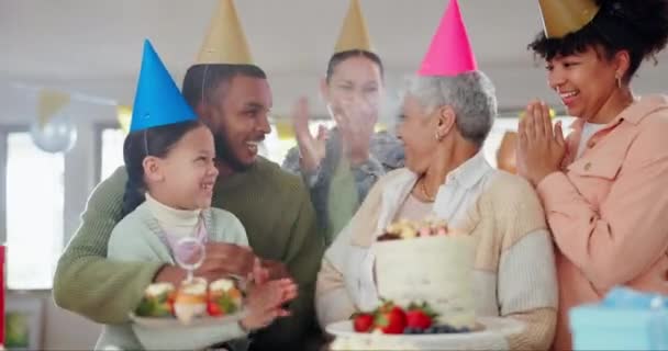 Семья, объятия и счастливый день рождения для бабушки, любовь и праздник для пожилой женщины торт. Улыбающиеся люди, объятия и признательность или поддержка пожилых людей, шляпы для мероприятий и вечеринок или аплодисменты. - Кадры, видео
