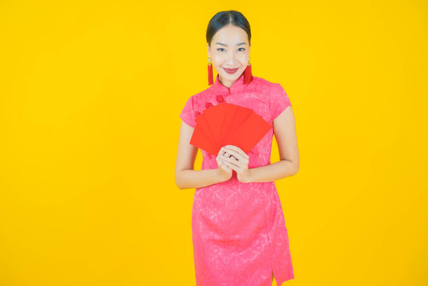 Muotokuva kaunis nuori aasialainen nainen punainen kirjekuori väri tausta - Valokuva, kuva
