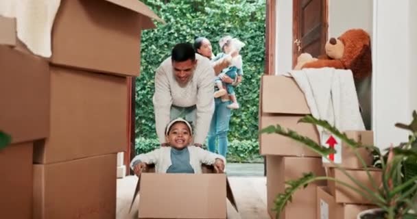 Ребенок, играющий и отец в новом доме с коробкой для игры с удовольствием в собственность или дом для инвестиций. Счастлива, девочка и картонка для празднования с родителем в недвижимости для игры со счастьем - Кадры, видео