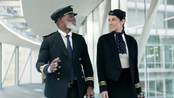 Viaggio, pilota e hostess che parlano in aeroporto prima di imbarcarsi su un volo in città. Il team di conversazione, comunicazione e ospitalità dell'equipaggio aereo parla di una strategia in un hotel urbano - Filmati, video
