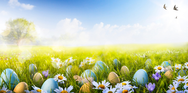 arte Colorate uova di Pasqua decorate con fiori nell'erba su
  - Foto, immagini