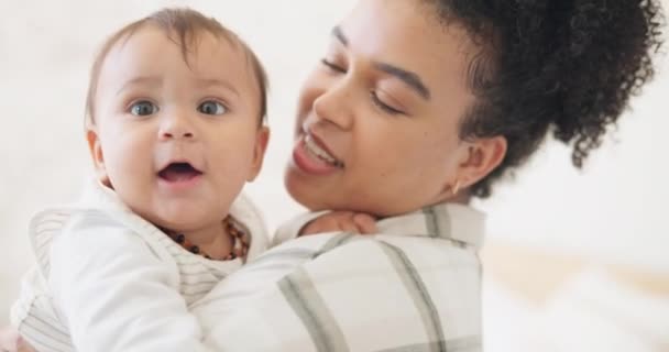 Mam, knuffel en baby in close-up in huis voor het verbinden met liefde of spelen in het moederschap. Baby, verzorging en ouder met omhelzing voor kwaliteit tijd in portret met bescherming in familie voor peuter samen - Video