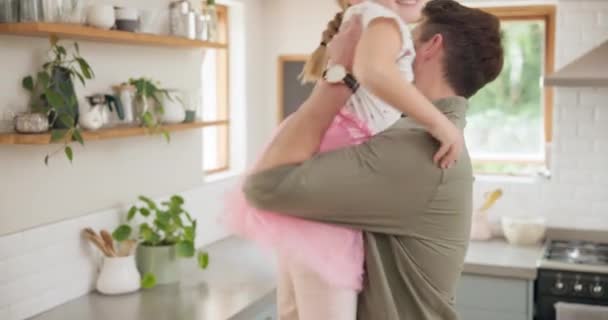 Šťastný, láska a rodiče objímat dítě nebo sblížení v kuchyni spolu, vzrušený a objímat vychutnat si kvalitní rodinný čas. Tutu, princezna a otec nebo táta v domácnosti s dívkou nebo dítě jako péči a podporu. - Záběry, video