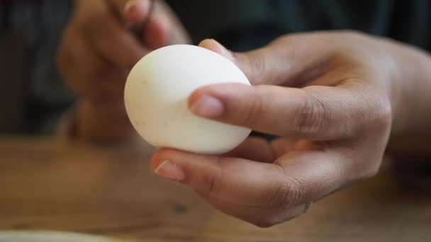 γυναίκες χέρι τέλεια αποφλοιωμένα βρασμένα αυγά . - Πλάνα, βίντεο