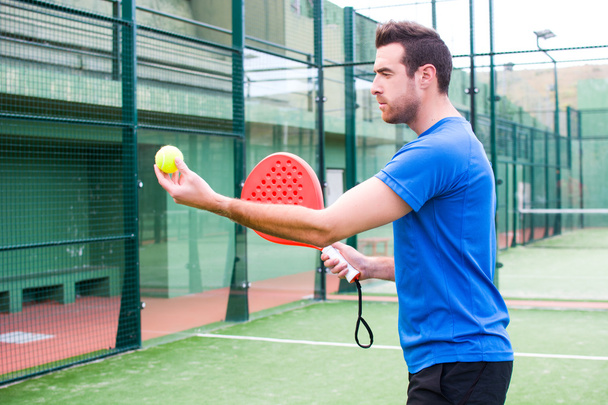 Чоловік грає в весло теніс
 - Фото, зображення