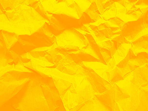 Papier pomarszczony tekstura kruche żółte tło szorstkie spalony karton karton podarty kartka stary projekt lato tropikalny szablon jesień Mockcup list scena plakat gniecenie Scrapbook dokument. - Zdjęcie, obraz