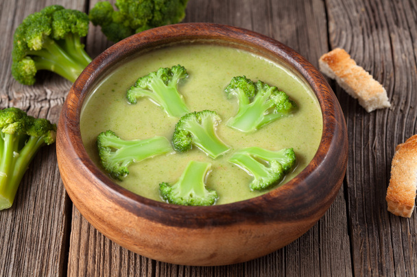 グルメはクルトン、木製ボウル緑のブロッコリー スープのクリーム - 写真・画像