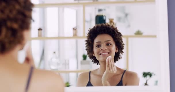 Дзеркало, щаслива жінка у ванній кімнаті з ватним майданчиком на обличчі та ранковій рутині прибирання, скінарій та дерматологія. Зростаючі, красиві та чистячі подушечки, дівчина у відображенні з доглядом за собою та обличчям
 - Кадри, відео