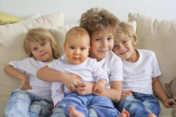 Τέσσερα αδέλφια σε ένα καναπέ - Φωτογραφία, εικόνα