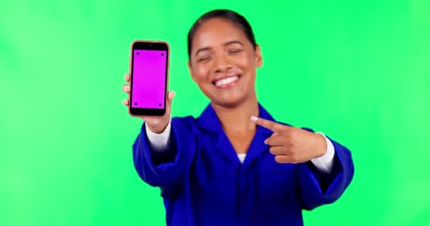 Μακέτα τηλεφώνου, αντίχειρες επάνω και η γυναίκα στην πράσινη οθόνη για την ιστοσελίδα, το διαδίκτυο και το κινητό app με δείκτες εντοπισμού. Διαφήμιση, emoji και πορτρέτο των γυναικών με smartphone για ειδήσεις ή μέσα κοινωνικής δικτύωσης. - Πλάνα, βίντεο