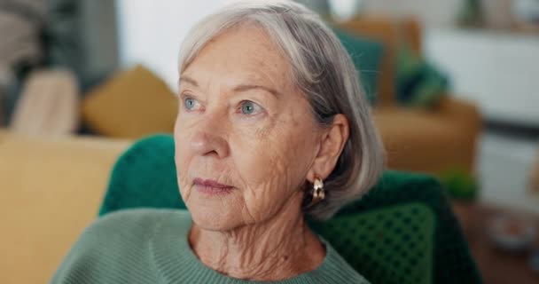 Yüz, kaygı ve yaşlı kadın bir kanepede düşünüyor, korku ve endişe, yalnız ve stres bir huzurevinde. Şüphe, hafıza kaybı ve bunama, keder veya Alzheimer krizi olan yaşlı bir kadın oturma odasında.. - Video, Çekim
