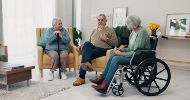 Rozmowa, zacieśnianie więzi i starsi przyjaciele w salonie ich domu opieki lub emerytury. Szczęśliwy, dyskusja i grupa osób starszych niepełnosprawnych rozmawiać w salonie razem w domu - Materiał filmowy, wideo