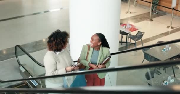 Mulheres de negócios, conversando e alta cinco na escada rolante para o sucesso de lançamento de startup, realização ou negócio de viagem de parceria. Sorria, rindo ou pessoas africanas em mover escadas no lobby do aeroporto para viagem de equipe. - Filmagem, Vídeo