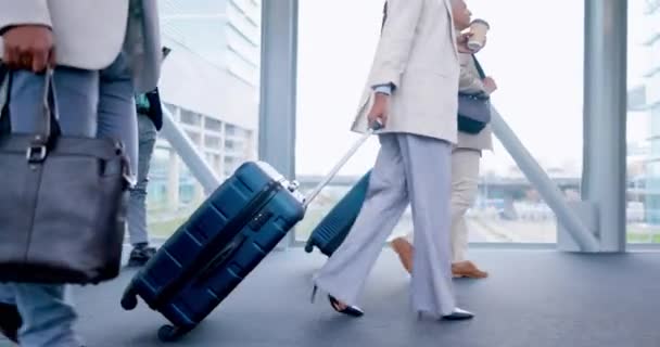 Repülőtéri bőrönd, gyalogos lábak és üzletemberek utaznak repülőre, repülőjegyre, vagy a személyzet szállítási utazás. poggyász, repülőgép indulási és szakmai csoportos lépések a vállalati munkaúton. - Felvétel, videó