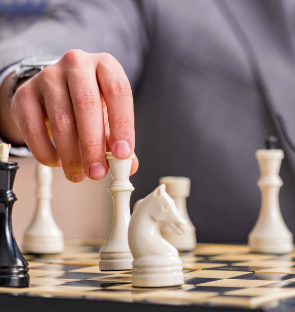 Mladý podnikatel hraje šachy v kanceláři - Fotografie, Obrázek