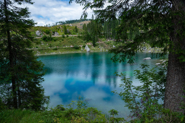 Alpejskie jezioro Carezza w Val d 'Ega - Bolzano - południowy Tyrol - Zdjęcie, obraz