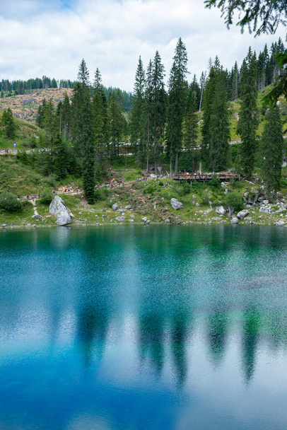 Lago Alpino de Carezza em Val d 'Ega - Bolzano - Tirol do Sul - Foto, Imagem