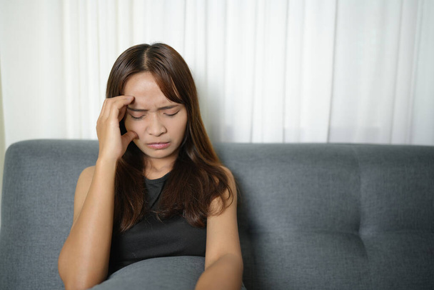 Ázsiai nő fejfájás a munkahelyi stressz - Fotó, kép