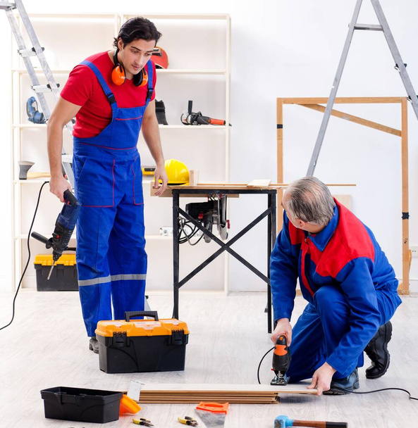 Os dois empreiteiros profissionais que colocam piso em casa
 - Foto, Imagem