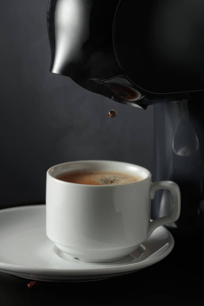 Μηχανή εσπρέσο που φτιάχνει φρέσκο καφέ. Μαύρο φόντο με χώρο αντιγραφής. - Φωτογραφία, εικόνα