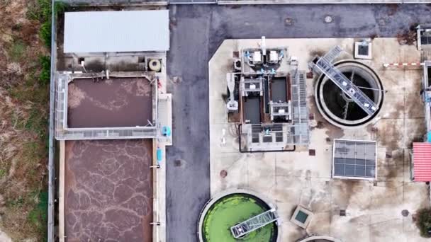 Veduta aerea drone di un impianto di trattamento delle acque reflue, impianto industriale per la pulizia e la depurazione dell'acqua. Cerchio di depurazione delle acque reflue - Filmati, video