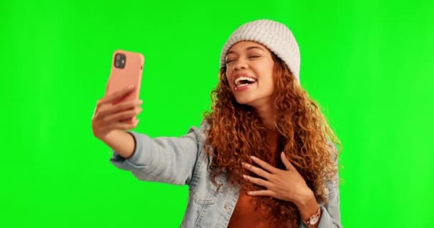 Onnellinen nainen, hassut kasvot ja selfie vihreällä ruudulla hassuilla kasvoilla studiotaustaa vasten. Naishenkilö hymyillä ja hauskoja kasvoja muistiin, vlog tai online sosiaalisen median mockup. - Materiaali, video