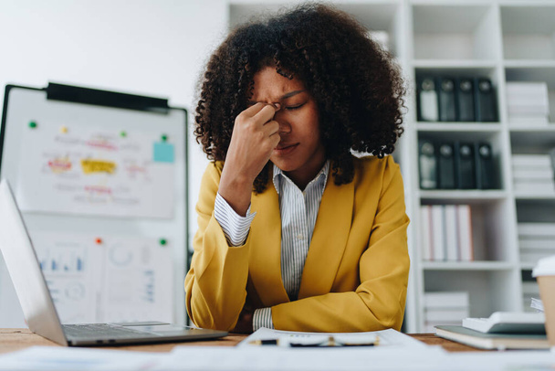 Burnout donna d'affari americana africana sotto stress lavora con molti documenti burocratici, attacco di emicrania, freelance, lavoro in ufficio. - Foto, immagini