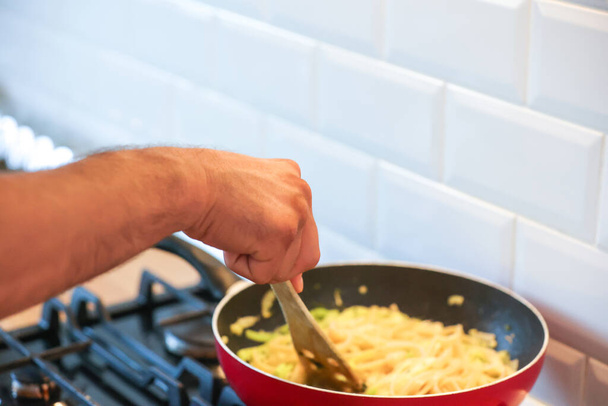 Muž vaření v kuchyni ruce close-up - Fotografie, Obrázek