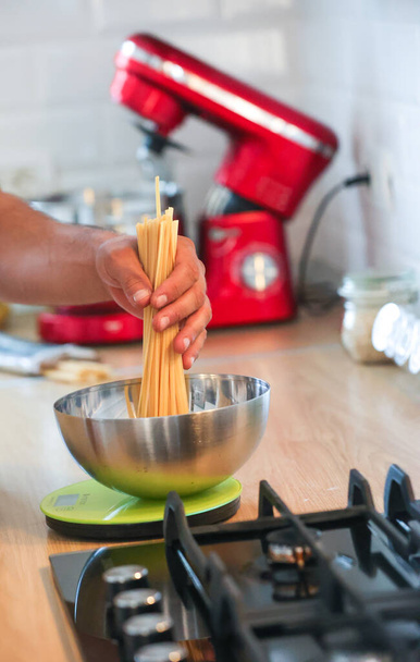 Ο άνθρωπος μαγείρεμα στην κουζίνα χέρια close-up - Φωτογραφία, εικόνα