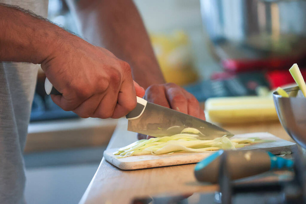 Ο άνθρωπος μαγείρεμα στην κουζίνα χέρια close-up - Φωτογραφία, εικόνα