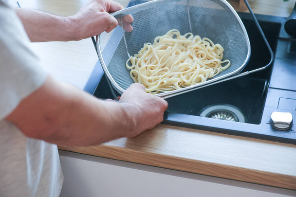 Hombre cocinando en las manos de la cocina de cerca - Foto, Imagen