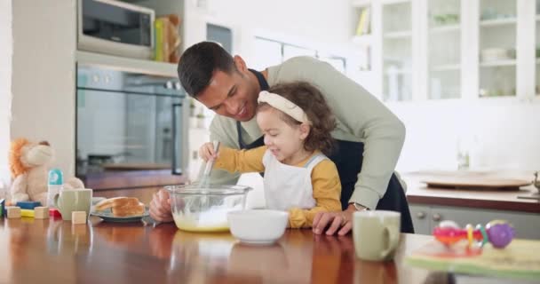 Pečení, dívka a otec v kuchyni s mícháním pro učení v rodinném domě na kvalitní čas. Štěstí, dezert a táta s dcerou vaří pro zábavu se ingrediencemi nebo se připravují na pečivo - Záběry, video