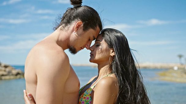 homme et femme touriste couple étreignant l'autre à la plage - Photo, image