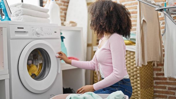 洗濯室で洗濯するアフリカ系アメリカ人女性 - 写真・画像