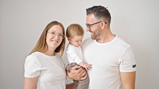 Rodzina matki, ojca i dziecka uśmiechających się razem na odizolowanym białym tle - Zdjęcie, obraz