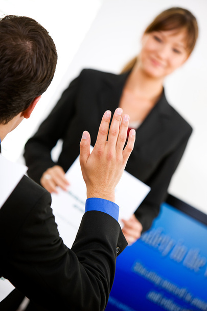 Negócios: Homem levanta mão para responder a pergunta
 - Foto, Imagem