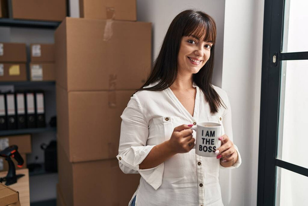 Fiatal gyönyörű spanyol nő e-kereskedelmi üzletember iszik kávét az irodában - Fotó, kép