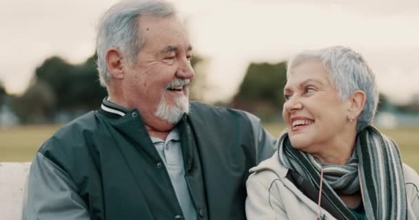 Gesicht, Lächeln und glücklich mit einem älteren Paar im Freien in einem Park zusammen für ein romantisches Date im Ruhestand. Porträt, Liebe oder Fürsorge mit einem älteren Mann und einer älteren Frau, die sich in einem Garten zur Romanze treffen. - Filmmaterial, Video