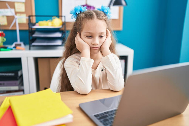 Imádnivaló fehér lány diák tanul stresszes az irodában - Fotó, kép