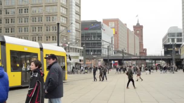 Люди, канатна дорога і поїзд руху в берлінському районі Мітте на площі Александерплац. На задньому вокзалі Александерплац і станція метро. - Кадри, відео
