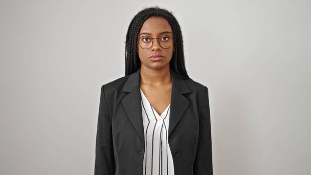 Trabajadora de negocios afroamericana de pie con expresión seria sobre fondo blanco aislado - Foto, Imagen