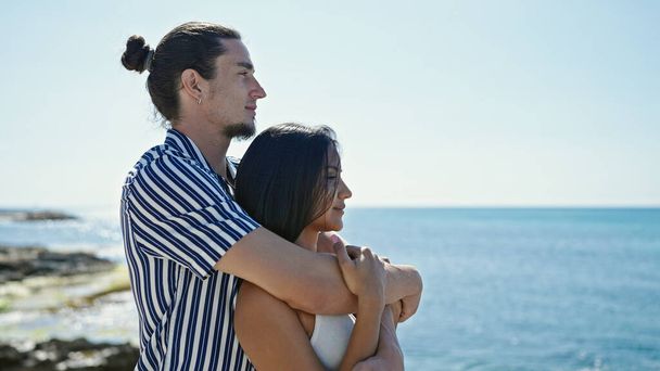 Homme et femme couple s'embrassant au bord de la mer - Photo, image
