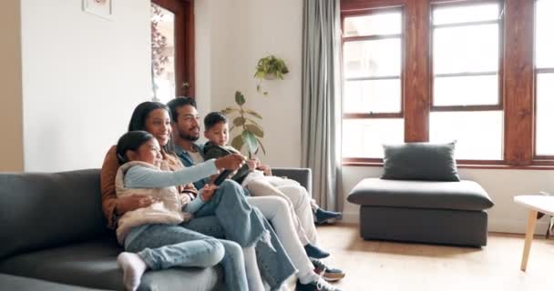 Nyugi, boldog és TV-t néz a családdal a kanapén streaming, film és vígjáték. Televízió, technológia és előfizetés szülőkkel és gyerekekkel otthon a nappaliban hírekért, szerelemért és társalgóért. - Felvétel, videó