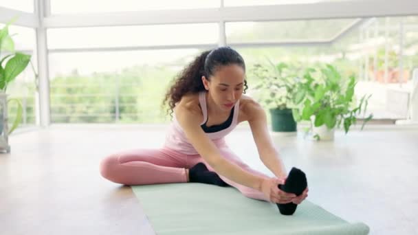 Yoga, estiramiento y mujer en estudio para fitness, ejercicio y entrenamiento, salud muscular y piernas o bienestar del pie. Flexibilidad, pilates y deportistas en el suelo para el entrenamiento holístico y la curación. - Metraje, vídeo